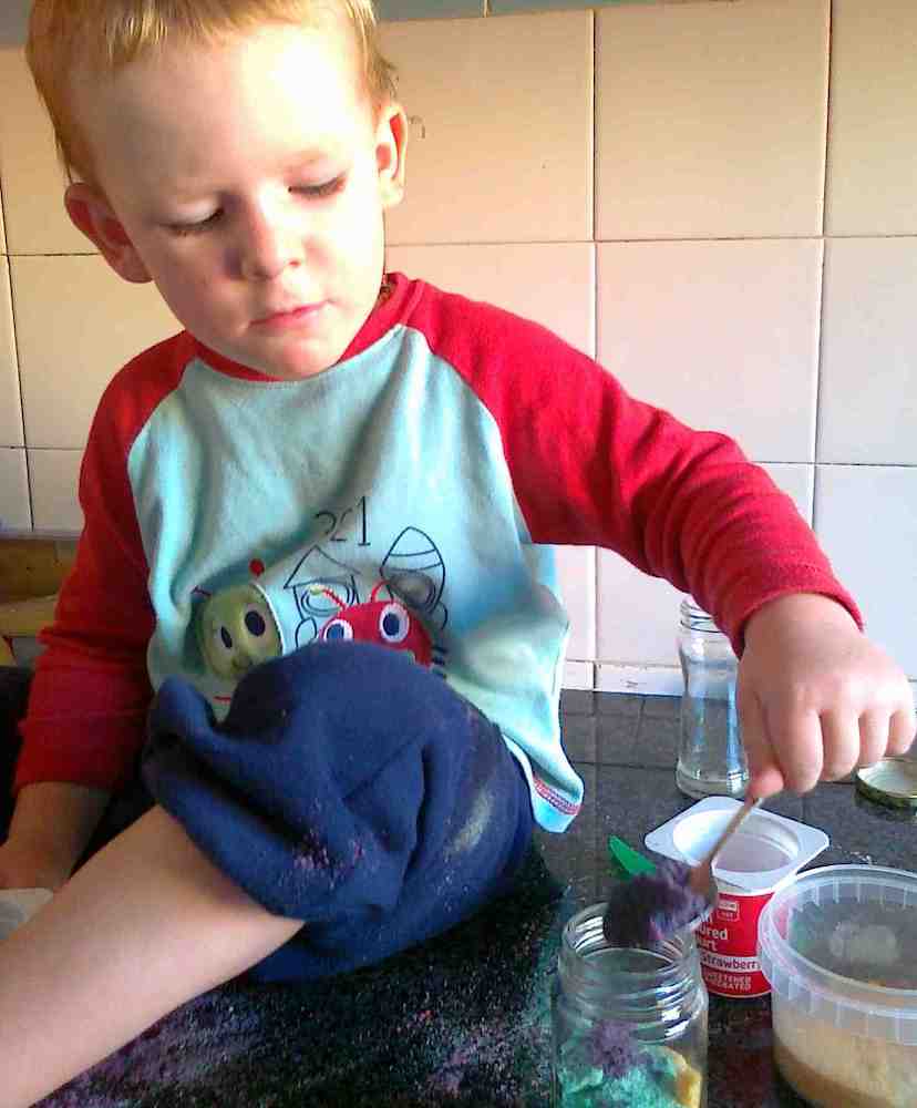 tommy-colored-salt-art-spoon-in-motion