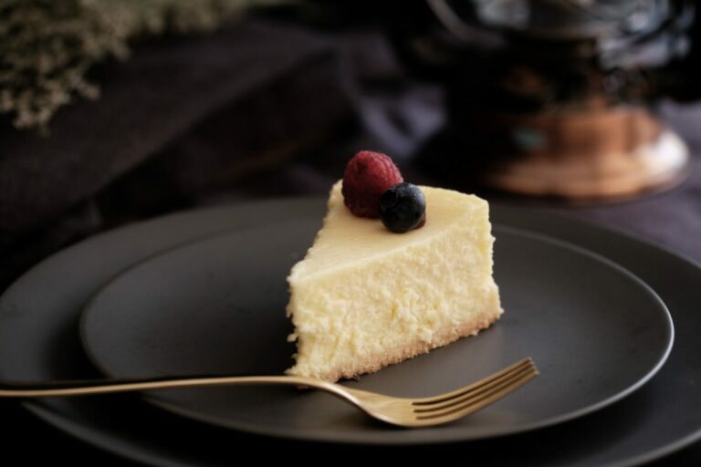 cheesecake with berries